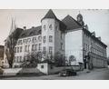 Bild: Herbert Brick
Das Erasmus-Gymnasium in Amberg wurde 1626 gegründet. Vor etwa 100 Jahren zog die Schule vom Jesuitenkolleg in das eigens dafür erbaute Gebäude im Archivviertel um, dessen Ansicht sich bis heute kaum verändert hat. Das Bild stammt ungefähr aus den 1950er Jahren, wie das Auto im Vordergrund verrät.