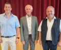 Bild: Bertram Nold
Neuer Vorsitzender des Wasserzweckverbandes ist Bernhard Schindler (rechts). Er ist Nachfolger von Peter König (Mitte). Zweiter Stellvertreter ist Johannes Prechtl. Erster Stellvertreter Sebastian Voit war entschuldigt.