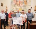 Bild: Franz Voelkl
Die St.-Michael-Kapelle in Albersrieth erhält dank einer erfolgreichen Crowdfunding-Initiative eine neue Orgel. Darüber freuen sich: (von links) Bürgermeister Georg Bocka, Franz Beer, Paul Bodensteiner, Max Bodensteiner, Mesner Paulus Bodensteiner, Michael Haubner (VR-Bank) und der Vorsitzende des Kapellenvereins St. Michael, Norbert Riedl.