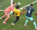 Bild: Tom Weller/dpa
Neuer greift daneben, Ecuador jubelt.