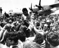 Bild: picture alliance / dpa
Ein an der damaligen Befreiungsaktion beteiligter Pilot wurde nach der Rückkehr auf dem Flughafen Ben Gurion gefeiert. (Archivbild)