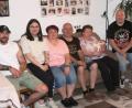 Bild: Werner Robl
Mit der Geburt von Paulina wurde aus der Familie Maurer-Müller eine Fünf-Generationen-Familie. Ur-Uroma Maria Maurer (Zweite von rechts) hält das jüngste Mitglied der Großfamilie auf dem Arm. Eltern des kleinen Mädchens sind Felix Koller und Sophie Müller (von links). Über den Zuwachs freuen sich auch Kerstin Müller und Klaus Maurer sowie Jan Müller (rechts).
