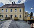 Bild: Susanne Forster
Im Alten Schloss (Ehemalige Knabenschule) in Bärnau gab es vergangenen Winter einen Wasserschaden im Innenbereich, der im Rahmen des geplanten Umbau- und Sanierungskonzepts bearbeitet wird. Derzeit läuft eine Generalsanierung des Anwesens.