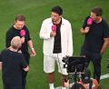 Bild: Tom Weller/dpa
Julian Nagelsmann (2.v.l.) redet gegen Johannes B. Kerner (l.) an.