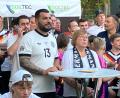 Bild: Claas Henning/dpa
Zwei aus Undavs Heimat, die den WM-Star schon lange kennen: : Edeltraut Koch (M), Undavs erste Trainerin, und Aykut Kaldirici (l), Freund der Familie und Trainer der 1. Herren des TSV Achim.