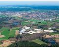 Luftbild: mür
Die Oberpfalz wird größer. Der Bezirksausschuss hat Gebietsänderungen genehmigt, die der Region mehr Fläche bescheren. Das betrifft hauptsächlich den Landkreis Tirschenreuth. Hier eine Luftaufnahme der Kreisstadt Tirschenreuth aus dem Jahr 2025.