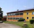 Bild: Michael Rabenhofer
Hinter diesem Haupttrakt soll im rückwärtigen Teil der Grundschule Rieden der Anbau für die Offene Ganztagesschule entstehen. Nun wurden die ersten großen Ausgabenposten im Haushalt 2026 dafür eingeplant.