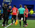 Bild: Lindsey Wasson/AP/dpa
Mohamed Salah (rechts) ging nach gut einer Stunde vom Feld.