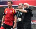 Bild: Federico Gambarini/dpa
Bundestrainer Julian Nagelsmann, Sport-Geschäftsführer Andreas Rettig und Sportdirektor Rudi Völler besprechen sich. (Archivbild)