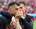 Bild: Federico Gambarini/dpa
Granit Xhaka (l) könnte sich wieder seinem alten Trainer anschließen. (Archivbild)