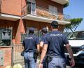 Bild: Valentina Stefanelli/LaPresse via ZUMA Press/dpa
Nach dem Mord an einem Ehepaar und ihrer kleinen Tochter in Rom fahndet die italienische Polizei nach einem Verdächtigen, bei dem es sich um einen Bekannten der Familie handeln soll.