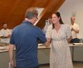 Bild: Gerhard Franz
Nach ihrer Vereidigung hieß Bürgermeister Hermann Böhm (links) die r neue SPD-Gemeinderätin Anna Heigl (rechts) herzlich im Poppenrichter Gemeinderat willkommen.