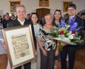 Bild: Elisabeth Dobmayer
Mit einer kunstvoll gestalteten Ehrenurkunde erhielt Andreas Wutzlhofer (links) den Titel Altbürgermeister von Bürgermeister Uli Münchmeier (rechts) verliehen. Ehefrau Barbara erhielt einen Blumenstrauß. Stolz zeigten sich auch Wutzlhofers Töchter Kathrin (Zweite von links) und Anna.