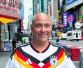 Bild: Christoph Lother/dpa
Auf WM-Tour in Nordamerika: Deutschland-Fan Björn Reichard.