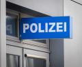 Bild: Soeren Stache/dpa
Polizisten bringen die nackte Frau auf eine Dienststelle. (Symbolbild)