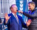 Bild: Tobias Neubert
Teampräsident Stephan Seeger sen. (links) von der Investorengruppe Birch-Group hat sich mit Berater Leo Conti zur neuformierten Mannschaft bei den Blue Devils Weiden geäußert.
