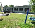 Bild: Norbert Weis
Bei der umfassenden Sanierung der Kindertagesstätte St. Vitus entstand, zwischen dem eigentlichen Kindergartengebäude und dem Pfarrzentrum Patrona Bavariae, ein Containergebäude mit kindgerechter Außengestaltung.