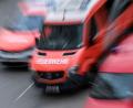 Bild: Jens Kalaene/dpa
Feuerwehrleute bewahrten ein Wohnhaus vor den Flammen. (Symbolbild)