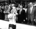 Bild: dpa/Picture-Alliance/dpa
29.6.1986: Der argentinische Fußballstar Diego Maradona jubelt mit dem eroberten Weltmeisterschaftspokal - der mexikanische Staatspräsident Miguel de la Madrid (2. von rechts) und Bundeskanzler Helmut Kohl (rechts) schauen zu. (Archivbild)