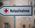 Bild: Jan Woitas/dpa
Ein Notarzt bringt den Jungen in eine Kinderklinik. (Symbolbild)