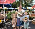 Bild: Ulla Britta Baumer
Die vierjährige Linda und der sechsjährige Magnus mit Mama Daniela Dörfler haben beim Bücherflohmarkt nicht geknausert und etwa 20 Bücher mitgenommen.