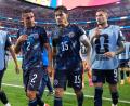 Bild: Mark J. Terrill/AP/dpa
Geht bei Paraguay voran: Kapitän Gustavo Gómez (2.v.r.)