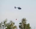 Bild: Sebastian Willnow/dpa
Am Sonntag werden zwei Hubschrauber zum Löschen eingesetzt.