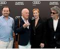Bild: Felix Hörhager/dpa
Die Schauspielerinnen und Schauspieler des Films „Vaterland“ bei der Deutschlandpremiere.