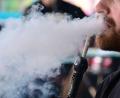 Bild: Bernd Weißbrod/dpa
Ein Mann raucht in einer Shisha-Bar eine Wasserpfeife.