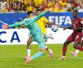 Bild: Rebecca Blackwell/AP/dpa
Der beste Mann des Spiels: Portugals Torwart Diogo Costa entschärft eine kolumbianische Chance.