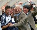 Bild: Bernd Weissbrod/dpa
Rudi Völler (M) jubelt nach dem Sieg gegen Paraguay bei der WM 2002. (Archivbild)