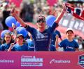 Bild: Uwe Anspach/dpa
Der Norweger Casper Stornes jubelt in Frankfurt über den EM-Titel.