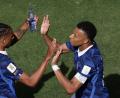 Bild: Adam Hunger/AP/dpa
Kylian Mbappé (r) und Michael Olise zeigten bei der WM schon ihre Klasse. (Archivbild)