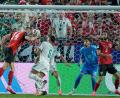 Bild: Charlie Riedel/AP/dpa
Fußball, Männer: WM 2026, Algerien - Österreich, Vorrunde, Gruppe J, 3. Spieltag, Kansas-City, Österreichs Sasa Kalajdzic (l) erzielt das Tor zum 3:3.