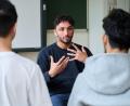 Bild: Annette Riedl/dpa
Maximilian Schneider gibt Workshops an Schulen. Ihm ist es wichtig, Jugendliche nicht zu verurteilen.
