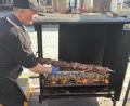 Bild: Joachim Gebhardt
Hier entsteht der "Mutzbraten": Über Birkenholz wird der Schweinenacken gegrillt.