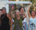 Bild: Rudolf Hirsch
Die Teilnehmer am Yoga-Festival am Steinberger See genießen die abendliche Stimmung und meditieren zur Musik.