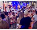 Bild: Gabi Schönberger
"Soul Station No. 10" sorgte am späten Samstagabend am Weiden-am-See-Platz für Stimmung. Sänger Andreas Doerfler feierte zudem Geburtstag.