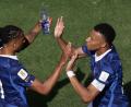 Bild: Adam Hunger/AP/dpa
Herausragend bei dieser WM: Die Franzosen Kylian Mbappé (r) und Michael Olise.