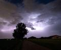 Symbolbild: Matthias Balk/dpa
Ein schaurig-schöner Anblick: Zuckende Blitze erhellen einen Nachthimmel. Ein veritables Sommergewitter hat sich am späten Sonntagabend über Amberg und Amberg-Sulzbach entladen – die Feuerwehr verzeichnete 20 Einsätze.