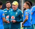 Bild: Tom Weller/dpa
Trainer Carlo Ancelotti (m) und sein Starspieler Neymar (r)