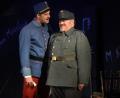 Archivbild: Tobias Schwarzmeier
Eine zentrale Figur des tschechischen Humors ist der brave Soldat Schwejk, hier auf einer Oberpfälzer Bühne bei einer Theateraufführung des LTO (2023).