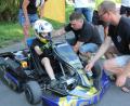 Bild: Konrad Rosner
Nachwuchspilot Lukas Schöffel erhielt vor der "Jungfernfahrt" mit dem E-Kart letzte Instruktionen von den Trainern.