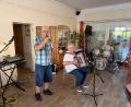 Bild: fvo
Moderator Wolfgang Butz (links) aus Inzendorf bei Schmidgaden kündigt die Musikanten Andreas Augustin (Waldthurn) und Rudi Hesl (Irchenrieth) an.