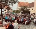 Bild: Martina Witt
Trotz tropischer Temperaturen bot die Metro-Bigband aus Weiden ein tolles Konzert auf dem historischen Marktplatz in Luhe.