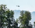Symbolbild: Uwe Lein/dpa
Ein Hubschrauber mit Wasser hat die Löscharbeiten der Waldbrände auf dem unwegsamen Gelände unterstützt.
