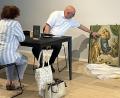 Bild: Susanne Schwab
Bei der Kunstsprechstunde des Auktionshauses Miltenberg wurden den Experten, wie hier Roman Bamberger, einige Bilder vorgelegt. Ein besonders kostbares Stück war aber nicht darunter.
