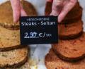 Bild: Oliver Berg/dpa
Aus Seitan - also hauptsächlich aus Weizen-Eiweiß - bestehende Scheiben dürfen künftig nicht mehr „Steak“ heißen. (Symbolbild)