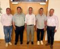 Bild: Rudi Gruber
Die neue Führunsgsriege beim Zweckverband zur Wasserversorgung Edelsfeld mit den 3. Bürgermeisgtern Roland Lutz, Christian Beyer und Thorsten Grädler sowie dem neuen Geschäftsführer Hans-Jürgen Strehl sowie dessen Stellvertreter Peter Gradl.