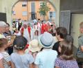 Bild: Elisabeth Dobmayer
Kindergartenkinder aus Tännesberg gehörten zu den ersten Gratulanten und überraschten Pfarrer Wilhelm Bauer gleich am Torbogen zur Kirche mit einem selbst gedichteten Lied, das Leiterin Manuela Hinkel auf dem Akkordeon begleitete.